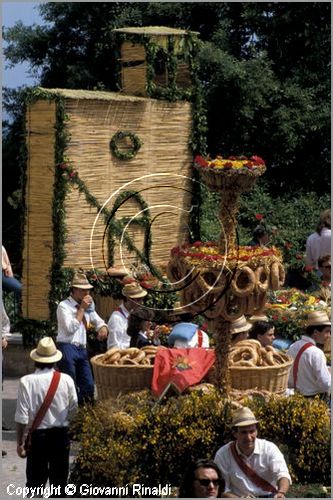 ITALY - MARTA (VT)
Festa della Madonna del Monte (14 maggio)
la festa celebra la fertilit della terra. Le antiche corporazioni
(Casenghi, Bifolchi, Villani e Pescatori) sfilano con i carri allegorici (le "Fontane") per le vie del paese e raggiungono il santuario della Madonna del Monte