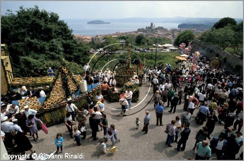 ITALY - MARTA (VT)
Festa della Madonna del Monte (14 maggio)
la festa celebra la fertilit della terra. Le antiche corporazioni
(Casenghi, Bifolchi, Villani e Pescatori) sfilano con i carri allegorici (le "Fontane") per le vie del paese e raggiungono il santuario della Madonna del Monte