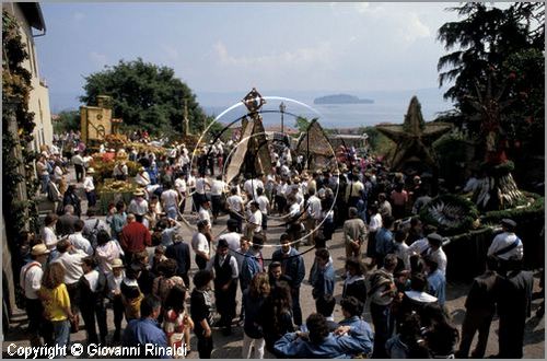 ITALY - MARTA (VT)
Festa della Madonna del Monte (14 maggio)
la festa celebra la fertilit della terra. Le antiche corporazioni
(Casenghi, Bifolchi, Villani e Pescatori) sfilano con i carri allegorici (le "Fontane") per le vie del paese e raggiungono il santuario della Madonna del Monte