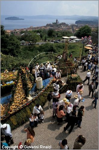 ITALY - MARTA (VT)
Festa della Madonna del Monte (14 maggio)
la festa celebra la fertilit della terra. Le antiche corporazioni
(Casenghi, Bifolchi, Villani e Pescatori) sfilano con i carri allegorici (le "Fontane") per le vie del paese e raggiungono il santuario della Madonna del Monte