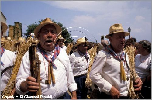 ITALY - MARTA (VT)
Festa della Madonna del Monte (14 maggio)
la festa celebra la fertilit della terra. Le antiche corporazioni
(Casenghi, Bifolchi, Villani e Pescatori) sfilano con i carri allegorici (le "Fontane") per le vie del paese e raggiungono il santuario della Madonna del Monte