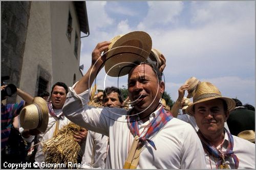 ITALY - MARTA (VT)
Festa della Madonna del Monte (14 maggio)
la festa celebra la fertilit della terra. Le antiche corporazioni
(Casenghi, Bifolchi, Villani e Pescatori) sfilano con i carri allegorici (le "Fontane") per le vie del paese e raggiungono il santuario della Madonna del Monte