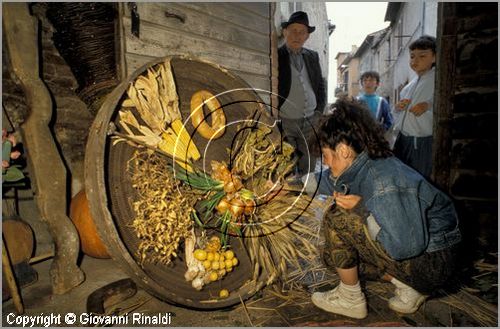 ITALY - MARTA (VT)
Festa della Madonna del Monte (14 maggio)
la festa celebra la fertilit della terra. Le antiche corporazioni
(Casenghi, Bifolchi, Villani e Pescatori) sfilano con i carri allegorici (le "Fontane") per le vie del paese e raggiungono il santuario della Madonna del Monte