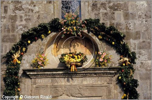 ITALY - MARTA (VT)
Festa della Madonna del Monte (14 maggio)
la festa celebra la fertilit della terra. Le antiche corporazioni
(Casenghi, Bifolchi, Villani e Pescatori) sfilano con i carri allegorici (le "Fontane") per le vie del paese e raggiungono il santuario della Madonna del Monte