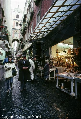 ITALY - NAPOLI - Via di San Gregorio Armeno con gli artigiani che vendono i presepi durante il natale