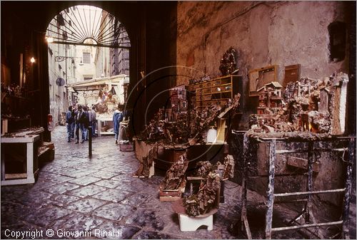 ITALY - NAPOLI - Via di San Gregorio Armeno con gli artigiani che vendono i presepi durante il natale