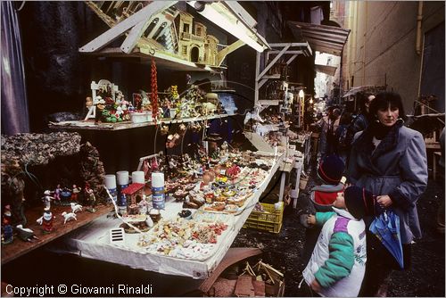 ITALY - NAPOLI - Via di San Gregorio Armeno con gli artigiani che vendono i presepi durante il natale