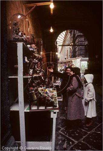 ITALY - NAPOLI - Via di San Gregorio Armeno con gli artigiani che vendono i presepi durante il natale
