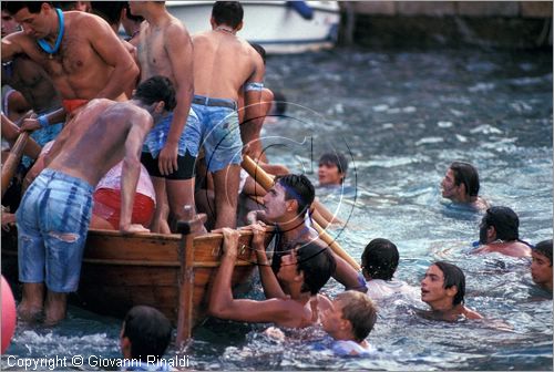 ITALY - PORTO SANTO STEFANO (GR)
Palio Marinaro dei 4 rioni (15 agosto)
i tifosi in festa sulla barca vincitrice