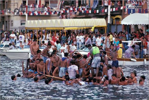 ITALY - PORTO SANTO STEFANO (GR)
Palio Marinaro dei 4 rioni (15 agosto)
i tifosi in festa sulla barca vincitrice