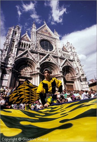 ITALY - SIENA
Il Palio (2 luglio e 16 agosto)
Corteo Storico, Alfiere sbandiera Davanti al duomo