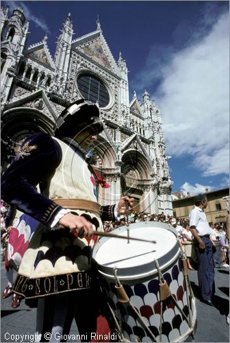 ITALY - SIENA
Il Palio (2 luglio e 16 agosto)
Corteo Storico, tamburino dell'Istrice davanti al Duomo