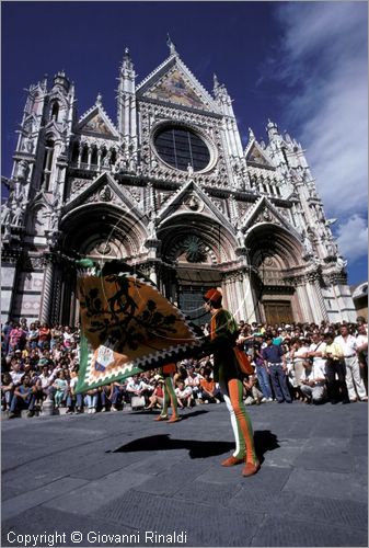 ITALY - SIENA
Il Palio (2 luglio e 16 agosto)
Corteo Storico, Alfiere della Selva sbandiera davanti al Duomo