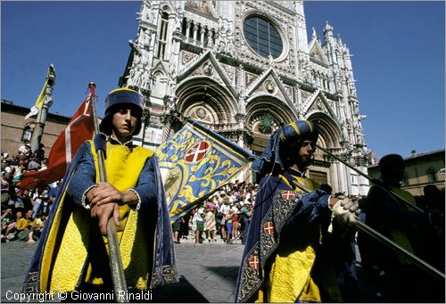 ITALY - SIENA
Il Palio (2 luglio e 16 agosto)
Corteo Storico, Figurino o Paggio Maggiore tra due Paggi della contrada della Tartuca nel passaggio davanti al Duomo