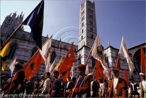 ITALY - SIENA
Il Palio (2 luglio e 16 agosto)
Corteo Storico in piazza Duomo, 67 Vessilliferi recanti le insegne delle citt dell'Antico Stato Senese