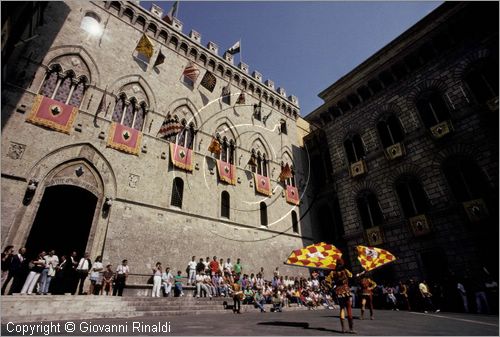 ITALY - SIENA
Il Palio (2 luglio e 16 agosto)
Corteo Storico in Piazza Salimbeni, Alfieri della Chiocciola rendono omaggio con una sbandierata alle istituzioni economiche (Monte del Paschi di Siena)