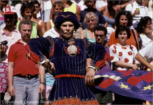 ITALY - SIENA
Il Palio (2 luglio e 16 agosto)
Corteo Storico in Piazza Duomo,  Alfiere del Nicchio in una precisa ed elegante sbandierata (passaggio di vita)