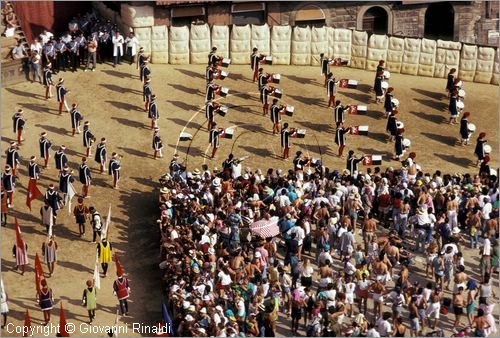 ITALY - SIENA
Il Palio (2 luglio e 16 agosto)
Corteo Storico nel Campo alla Curva di San Martino, 12 Tamburini, 18 Trombetti con chiarine d'argento e 30 Musici di Palazzo seguiti dai 67 Vessilliferi