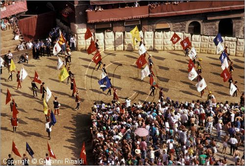 ITALY - SIENA
Il Palio (2 luglio e 16 agosto)
Corteo Storico nel Campo alla Curva di San Martino, 67 Vessilliferi recanti le insegne delle Citt dell'Antico Stato Senese