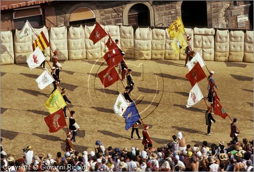 ITALY - SIENA
Il Palio (2 luglio e 16 agosto)
Corteo Storico nel Campo alla Curva di San Martino, 67 Vessilliferi recanti le insegne delle Citt dell'Antico Stato Senese