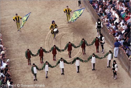 ITALY - SIENA
Il Palio (2 luglio e 16 agosto)
Corteo Storico nel Campo, due file di Paggi con ghirlande d'alloro dividono le contrade partecipanti dalle escluse alla gara