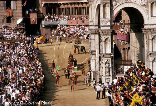 ITALY - SIENA
Il Palio (2 luglio e 16 agosto)
Corteo Storico nel Campo, Tamburino, Alfieri con le bandiere, Duce con uomini d'arme, Paggio Maggiore con Paggi Vessilliferi, fantino sul soprallasso e palafreniere e berbero con barberesco