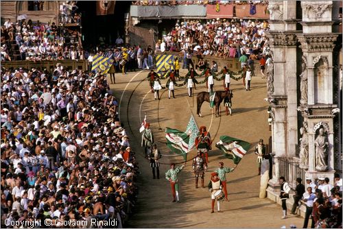 ITALY - SIENA
Il Palio (2 luglio e 16 agosto)
Corteo Storico nel Campo, Tamburino, Alfieri con le bandiere, Duce con uomini d'arme, Paggio Maggiore con Paggi Vessilliferi, fantino sul soprallasso e palafreniere e berbero con barberesco della Contrada dell'Oca