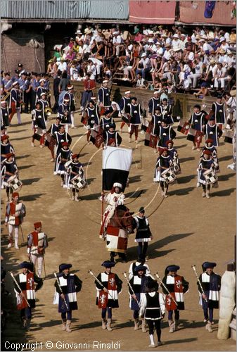 ITALY - SIENA
Il Palio (2 luglio e 16 agosto)
Corteo Storico nel Campo, aprono il corteo i 6 mazzieri del Comune, un vessillifero del Comune a cavallo con palafreniere con intorno 4 comandatori e poi 18 tamburini, 12 trombetti e 30 musici