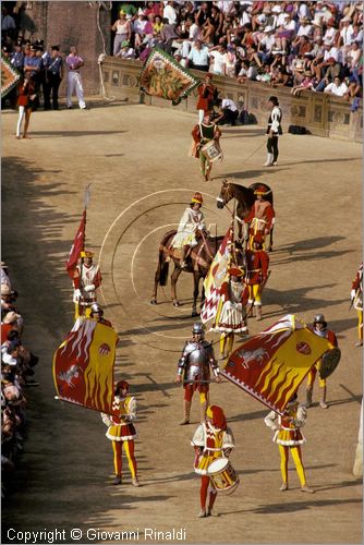 ITALY - SIENA
Il Palio (2 luglio e 16 agosto)
Corteo Storico nel Campo, Tamburino, Alfieri con le bandiere, Duce con uomini d'arme, Paggio Maggiore con Paggi Vessilliferi, fantino sul soprallasso e palafreniere e berbero con barberesco della Contrada di Valdimontone