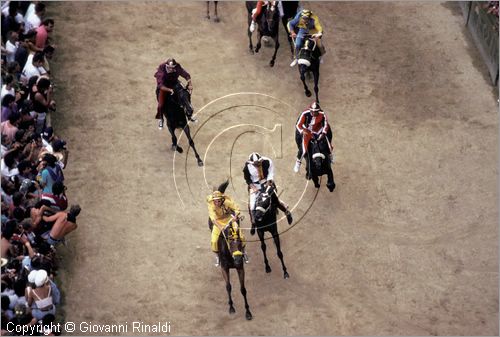 ITALY - SIENA
Il Palio (2 luglio e 16 agosto)
L'Aquila vola via come un fulmine, dietro la Lupa, la Civetta, la Torre e gli altri