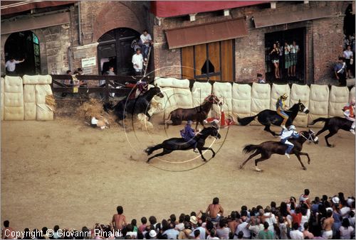 ITALY - SIENA
Il Palio (2 luglio e 16 agosto)
la curva di San Martino con caduta di Torre e Lupa, indenni Onda, Tartuca e Nicchio