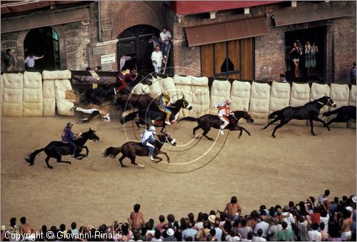 ITALY - SIENA
Il Palio (2 luglio e 16 agosto)
la curva di San Martino fatale per Lupa e Giraffa, critica per la Torre