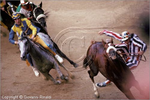 ITALY - SIENA
Il Palio (2 luglio e 16 agosto)
curva del casato, Istrice in difficolt, dietro la Tartuca ne approfitta