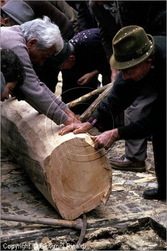 ITALY - PASTENA (FR)
Festa della SS. Croce (30 aprile - 3 maggio)
lavori per l'innalzamento del maggio nella piazza del paese