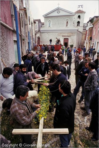 ITALY - PASTENA (FR)
Festa della SS. Croce (30 aprile - 3 maggio)
lavori per l'innalzamento del maggio nella piazza del paese, si prepara la cima con la croce e l'addobbo floreale