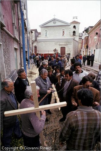 ITALY - PASTENA (FR)
Festa della SS. Croce (30 aprile - 3 maggio)
lavori per l'innalzamento del maggio nella piazza del paese, si prepara la cima con la croce