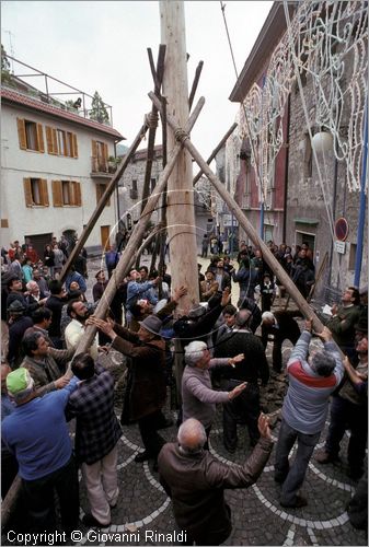 ITALY - PASTENA (FR)
Festa della SS. Croce (30 aprile - 3 maggio)
lavori per l'innalzamento del maggio nella piazza del paese
