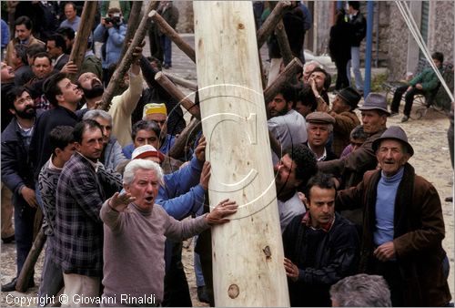 ITALY - PASTENA (FR)
Festa della SS. Croce (30 aprile - 3 maggio)
lavori per l'innalzamento del maggio nella piazza del paese