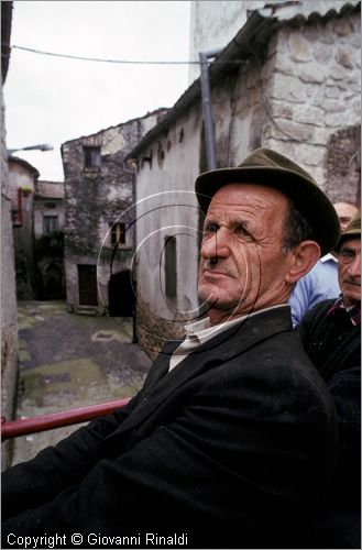 ITALY - PASTENA (FR)
Festa della SS. Croce (30 aprile - 3 maggio)
lavori per l'innalzamento del maggio nella piazza del paese