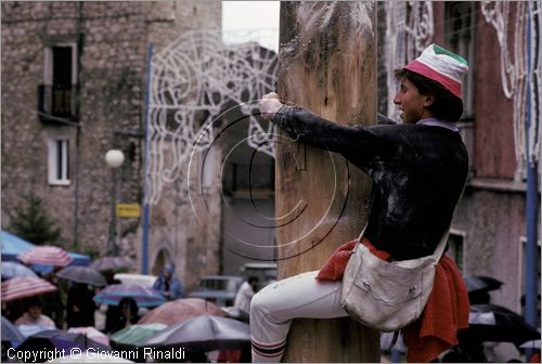 ITALY - PASTENA (FR)
Festa della SS. Croce (30 aprile - 3 maggio)
il maggio diventa l'albero della cuccagna, chi riesce a scalarlo fino alla cima vince i premi