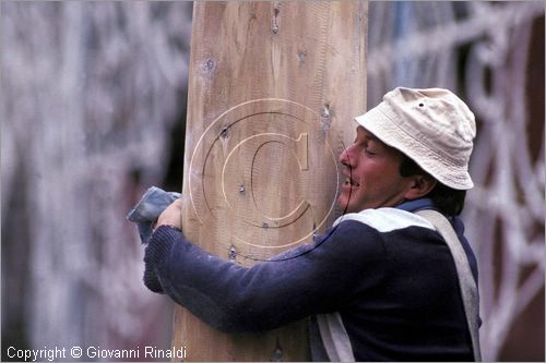 ITALY - PASTENA (FR)
Festa della SS. Croce (30 aprile - 3 maggio)
il maggio diventa l'albero della cuccagna, chi riesce a scalarlo fino alla cima vince i premi