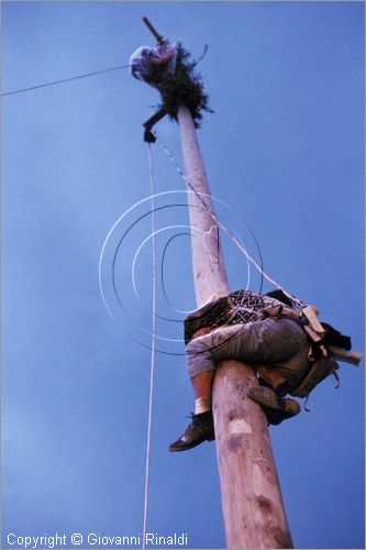 ITALY - PASTENA (FR)
Festa della SS. Croce (30 aprile - 3 maggio)
il maggio diventa l'albero della cuccagna, chi riesce a scalarlo fino alla cima vince i premi