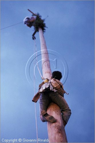 ITALY - PASTENA (FR)
Festa della SS. Croce (30 aprile - 3 maggio)
il maggio diventa l'albero della cuccagna, chi riesce a scalarlo fino alla cima vince i premi