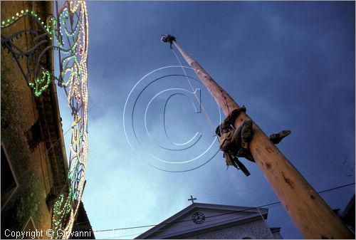 ITALY - PASTENA (FR)
Festa della SS. Croce (30 aprile - 3 maggio)
il maggio diventa l'albero della cuccagna, chi riesce a scalarlo fino alla cima vince i premi