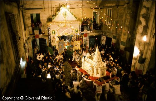 ITALY - NAPOLI - SANT'ANASTASIA 
Pellegrinaggio al Santuario della Madonna dell'Arco (Luned dell'Angelo)
I "fujenti" sono i devoti alla Madonna dell'Arco che si esibiscono davanti alle edicole Mariane nei cortili e nei vicoli di Napoli prima del pellegrinaggio