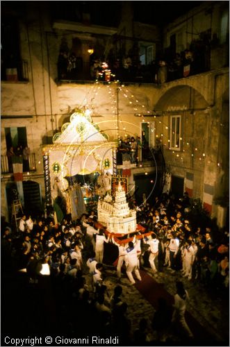 ITALY - NAPOLI - SANT'ANASTASIA 
Pellegrinaggio al Santuario della Madonna dell'Arco (Luned dell'Angelo)
I "fujenti" sono i devoti alla Madonna dell'Arco che si esibiscono davanti alle edicole Mariane nei cortili e nei vicoli di Napoli prima del pellegrinaggio