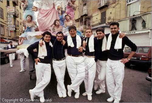 ITALY - NAPOLI - SANT'ANASTASIA 
Pellegrinaggio al Santuario della Madonna dell'Arco (Luned dell'Angelo)
I "fujenti" sono i devoti alla Madonna dell'Arco che si esibiscono davanti alle edicole Mariane nei cortili e nei vicoli di Napoli prima del pellegrinaggio