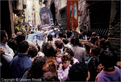 ITALY - NAPOLI - SANT'ANASTASIA 
Pellegrinaggio al Santuario della Madonna dell'Arco (Luned dell'Angelo)
I "fujenti" sono i devoti alla Madonna dell'Arco che si esibiscono davanti alle edicole Mariane nei cortili e nei vicoli di Napoli prima del pellegrinaggio