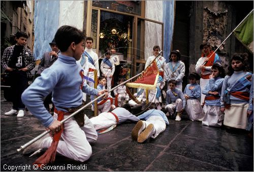 ITALY - NAPOLI - SANT'ANASTASIA 
Pellegrinaggio al Santuario della Madonna dell'Arco (Luned dell'Angelo)
I "fujenti" sono i devoti alla Madonna dell'Arco che si esibiscono davanti alle edicole Mariane nei cortili e nei vicoli di Napoli prima del pellegrinaggio