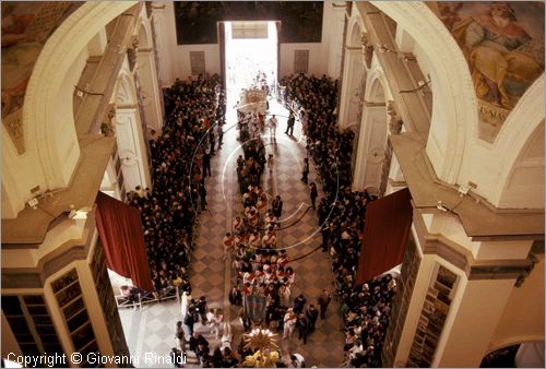 ITALY - NAPOLI - SANT'ANASTASIA 
Pellegrinaggio al Santuario della Madonna dell'Arco (Lunedì dell'Angelo)
Interno del Santuario, i "fujenti" entrano in ginocchio